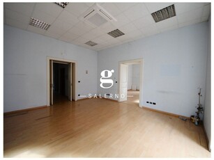 Ufficio in Affitto a Salerno, 3'000€, 160 m²