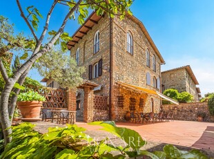 Un'Antica Fattoria Toscana Trasformata in un Lussuoso Hotel con Vista Panoramica e Piscina