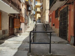 Via della Greca casetta con rivestimenti in pietra