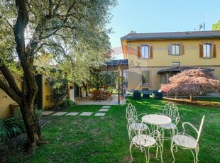 Villa a Bergamo, 7 locali, 5 bagni, giardino privato, con box, 480 m²