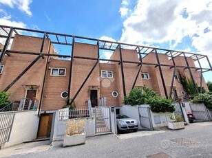 VILLA A SCHIERA A ROMA