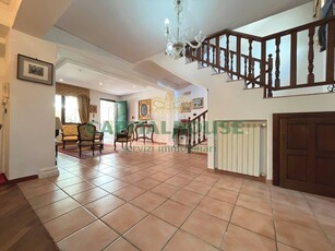 Villa a schiera a Santa Maria Capua Vetere, 8 locali, 4 bagni, 200 m²
