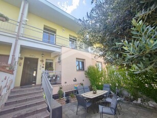 Villa a schiera in Via dei Peligni, Morcone, 7 locali, 3 bagni, 230 m²