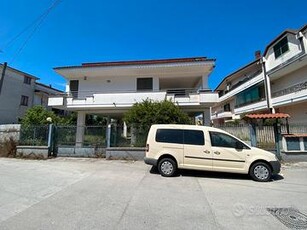 Villa bifamiliare con giardino e terrazzo