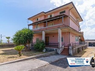 Villa bifamiliare con ingressi indipendenti