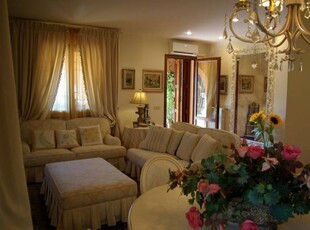 Villa bifamiliare in affitto a Forte Dei Marmi Lucca Centro