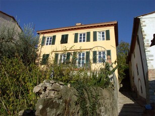 Villa con grande terrazza sulle colline di Lucca