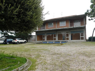 Villa con locale commerciale in vendita a Castiglione di Cervia