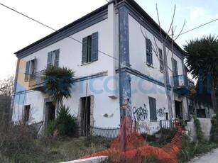 Villa da ristrutturare, in vendita in Via Livorno 2, Giulianova