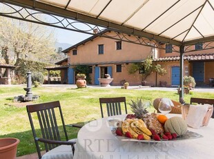 Villa in Affitto in a Pietrasanta