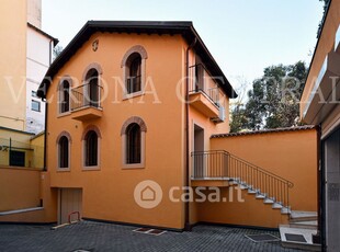 Villa in Affitto in Via Daniele Manin a Verona