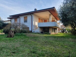 Villa in Vendita a Bardolino Bardolino - Centro