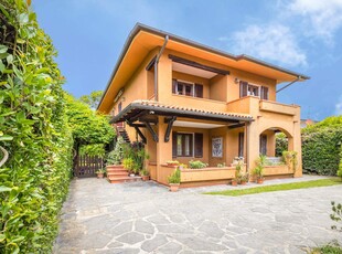 Villa in vendita a Forte Dei Marmi Lucca Vittoria Apuana