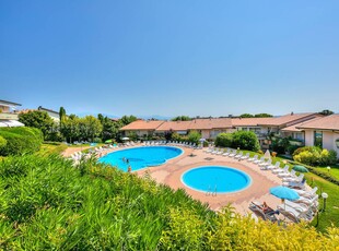 Villa Oasis con piscina e vista lago, a 400 m dal Lago di Garda