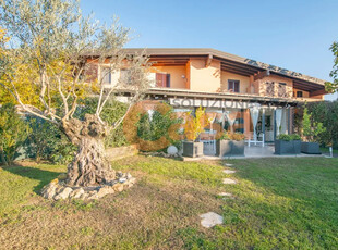 Villa singola in ottime condizioni con giardino privato di mq. 600 e con garage