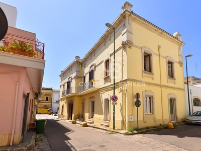 Casa indipendente con terrazzo a Aradeo