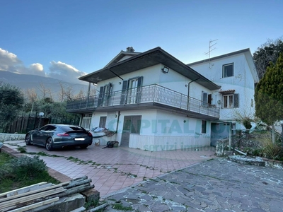 Villa con terrazzo a Pietrastornina