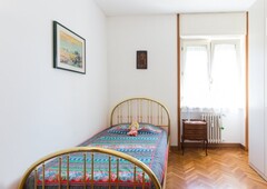 Camera in appartamento con 2 camere da letto in affitto in Zona delle Regioni