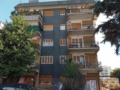 Appartamento in Via Sisto IV, Roma, 1 bagno, 60 m², stato discreto
