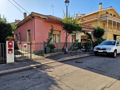 Casa indipendente in Via Cipriani, Silvi, 5 locali, 1 bagno, 173 m²