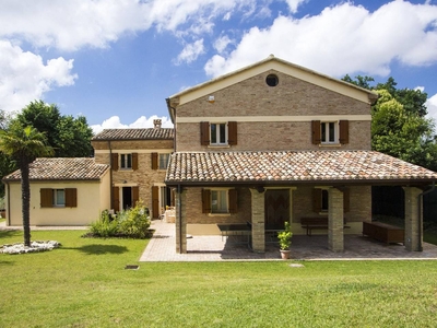 Casa vacanze rustica a Fano, con giardino e terrazza