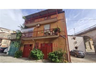 Appartamento in Via Buzzone, Piana degli Albanesi (PA)