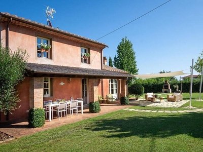 Bellissima villa indipendente con Wifi, A\/C, piscina privata, Tv, veranda e parcheggio, vicino Lucca