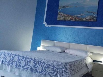 Stanza in affitto in appartamento con 3 camere da letto a Napoli