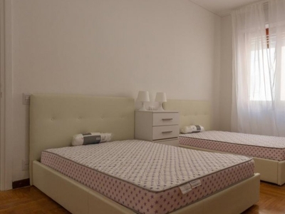 Stanza in affitto in appartamento con 7 camere da letto a Loreto, Milano