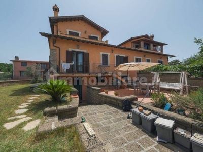 Villa in Via di Prato Corazza, Roma, 3 bagni, giardino in comune