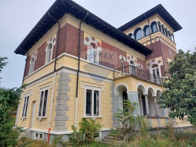 Villa in VIA REDIPUGLIA, Olgiate Olona, 18 locali, giardino privato