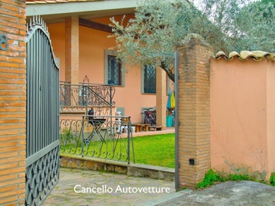 Villa in Via Teofilo De Angelis, Roma, 2 bagni, giardino in comune