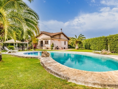 Villa in Via Torcegno, Roma, 1 bagno, giardino in comune, posto auto