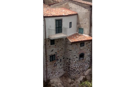 Casa indipendente in vendita a Castiglione di Sicilia, Via Armando Diaz 30
