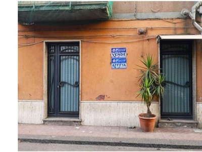Negozio in vendita a Paternò, Via Fiume 94