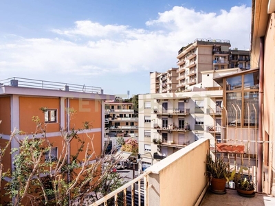 Appartamento in Vendita a Catania, zona Borgo-Sanzio, 120'000€, 155 m²
