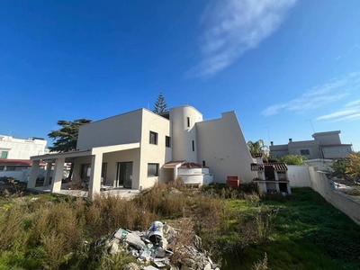 Villa bifamiliare in Vendita a Taranto, 375'000€, 200 m², arredato