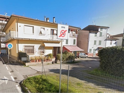 Appartamento in Vendita a Lucca, zona Arancio, 250'000€, 175 m²