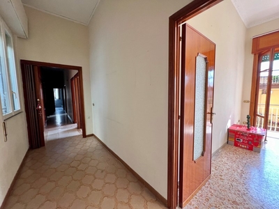 Appartamento in Vendita a Napoli, 199'000€, 142 m², con Box