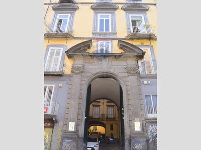 Appartamento in Vendita a Napoli, zona San Lorenzo, 1'280'000€, 559 m²