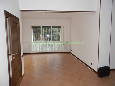 Appartamento in Vendita a Savona, zona Mongrifone, 198'000€, 106 m²