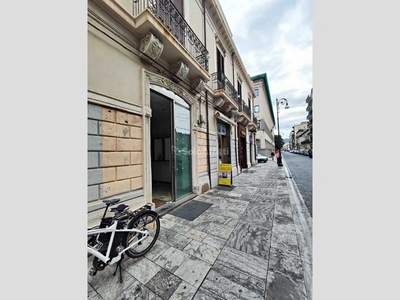 Capannone in Affitto a Reggio Calabria, zona Centro, 1'400€, 47 m²