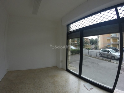 Capannone in Affitto a Siena, zona Zona Nord, 450€, 20 m²