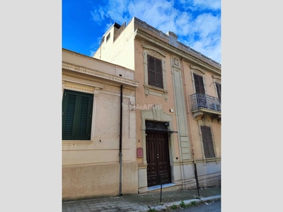 Casa Indipendente in Affitto a Reggio Calabria, zona Reggio Campi, 1'000€, 318 m², arredato, con Box