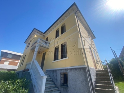 Casa Indipendente in Affitto a Vicenza, zona Vicenza Est, 2'400€, 250 m², con Box