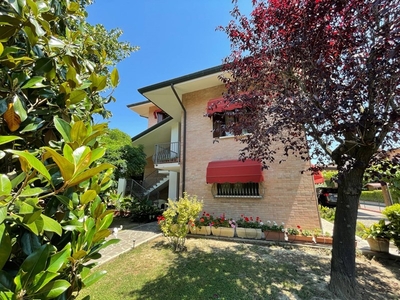 Casa Indipendente in Vendita a Ferrara, zona Fuori Mura - Zona Nord-Ovest, 348'000€, 290 m²
