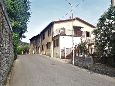 Casa Semi Indipendente in Vendita a Perugia, 148'000€, 200 m²