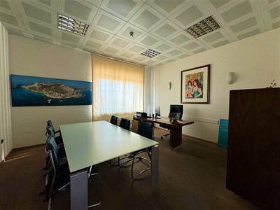 Immobile commerciale in Vendita a Cagliari, zona Sant'Avendrace, 3000 m²