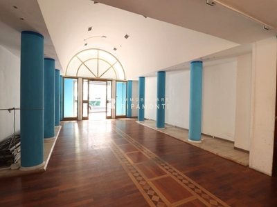 Negozio in Affitto a Lecco, 900€, 85 m²