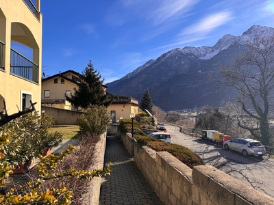 Trilocale con terrazzo, Aosta zona collinare